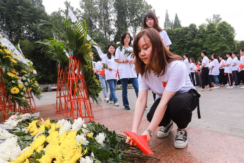 公司党员干部、员工为烈士们敬献花束 公司党员干部、员工为烈士们敬献花束